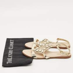 مملوكة مسبقًا صندل ميوميو جلد فويل فضي مزخرف كريستال بسير حول الكاحل مقاس 35