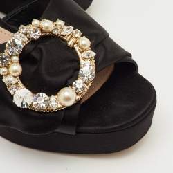 مملوكة مسبقًا صندل ميو ميو كريم جلد الثعبان مزخرف كريستال نعل سميك سيور الكاحل مقاس 36.5