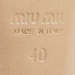 مملوكة مسبقًا صندل ميو ميو كريم جلد الثعبان مزخرف كريستال نعل سميك سيور الكاحل مقاس 36.5