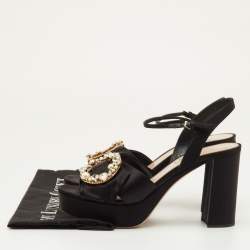 مملوكة مسبقًا صندل ميو ميو كريم جلد الثعبان مزخرف كريستال نعل سميك سيور الكاحل مقاس 36.5