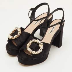 مملوكة مسبقًا صندل ميو ميو كريم جلد الثعبان مزخرف كريستال نعل سميك سيور الكاحل مقاس 36.5