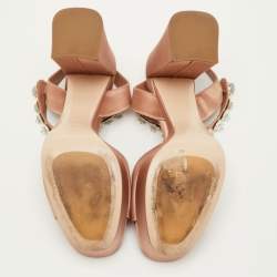 مملوكة مسبقًا صندل ميوميو نعال سميك مزين بالكريستال جلد لامع أخضر فاتح مقاس 36.5