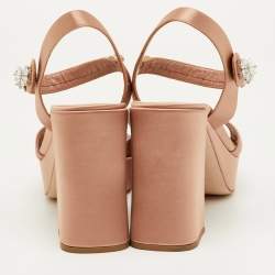 مملوكة مسبقًا صندل ميوميو نعال سميك مزين بالكريستال جلد لامع أخضر فاتح مقاس 36.5