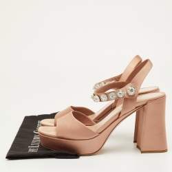 مملوكة مسبقًا صندل ميوميو نعال سميك مزين بالكريستال جلد لامع أخضر فاتح مقاس 36.5