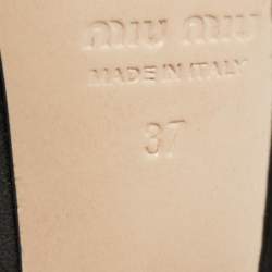 مملوكة مسبقًا صندل بلاتفورم ميو ميو ساتان أسود بشعار وفيونكة مع رباط كاحل مقاس 37