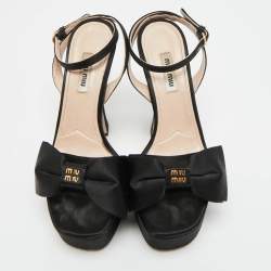 مملوكة مسبقًا صندل بلاتفورم ميو ميو ساتان أسود بشعار وفيونكة مع رباط كاحل مقاس 37