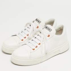 مملوكة مسبقًا حذاء رياضي ميو ميو جلد أبيض منخفض العنق مقاس 38.5