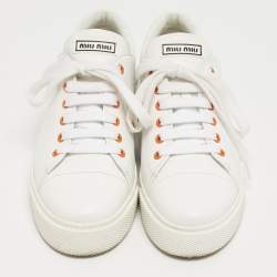 مملوكة مسبقًا حذاء رياضي ميو ميو جلد أبيض منخفض العنق مقاس 38.5