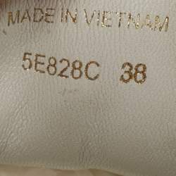 مملوكة مسبقًا حذاء رياضي ميو ميو جلد أبيض منخفض العنق مقاس 38.5