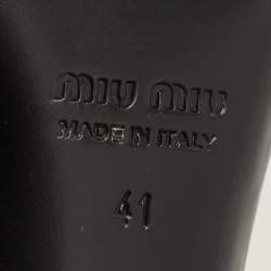 مملوكة مسبقًا حذاء كعب عالي ميو ميو سير جلد لامع أحمر نبيذي مقدمة مدببة بمشبك حزام خلفي مقاس 37.5