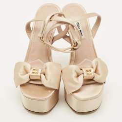 مملوكة مسبقًا Miu Miu Size 36 Beige Satin Logo Bow Platform Ankle Strap Sandals
