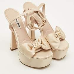 مملوكة مسبقًا Miu Miu Size 36 Beige Satin Logo Bow Platform Ankle Strap Sandals