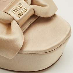 مملوكة مسبقًا Miu Miu Size 36 Beige Satin Logo Bow Platform Ankle Strap Sandals