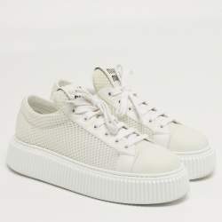 مملوكة مسبقًا حذاء رياضي ميو ميو جلد أبيض وشبك ة منخفض مقاس 38
