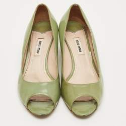 Pre Owned حذاء كعب عالي ميو ميو جلد لامع بيج مزين بالكريستال كعب عريض مقاس 38