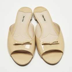 مملوكة مسبقًا شبشب مسطح ميوميو جلد براءات اختراع بيج مزخرف بالكريستال برباط مقاس 42