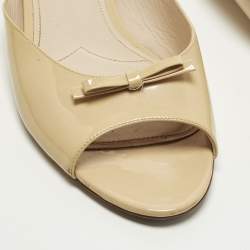 مملوكة مسبقًا شبشب مسطح ميوميو جلد براءات اختراع بيج مزخرف بالكريستال برباط مقاس 42