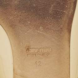 مملوكة مسبقًا شبشب مسطح ميوميو جلد براءات اختراع بيج مزخرف بالكريستال برباط مقاس 42