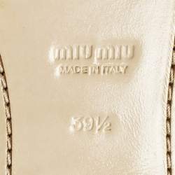 مملوكة مسبقًا شبشب فلات ميو ميو مرصع كريستال جلد فضي مقاس 40