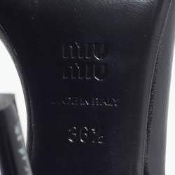 مملوكة مسبقًا صندل كعب مفتوح ميوميو جلد لامع أسود مقاس 36.5