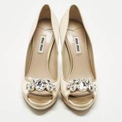 Pre Owned حذاء كعب عالي ميو ميو منصة مفتوحة من الأمام مرصع بالكريستال ساتان كريمي مقاس 37