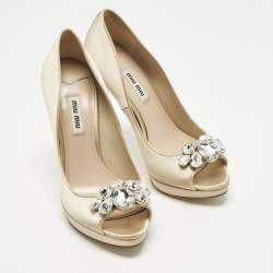 Pre Owned حذاء كعب عالي ميو ميو منصة مفتوحة من الأمام مرصع بالكريستال ساتان كريمي مقاس 37