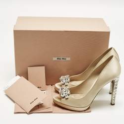 Pre Owned حذاء كعب عالي ميو ميو منصة مفتوحة من الأمام مرصع بالكريستال ساتان كريمي مقاس 37