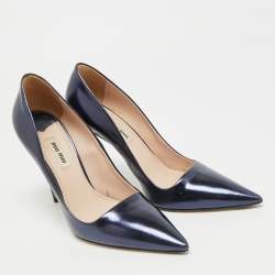 مملوكة مسبقًا حذاء كعب عالي ميو ميو جلد أزرق كحلي مقدمة مدببة مقاس 38.5