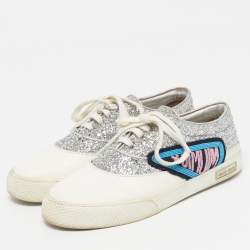 مملوكة مسبقًا حذاء رياضي ميو ميو سليب أون رقعة غليتر وجلد أبيض/ فضي مقاس 39.5