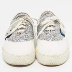 مملوكة مسبقًا حذاء رياضي ميو ميو سليب أون رقعة غليتر وجلد أبيض/ فضي مقاس 39.5