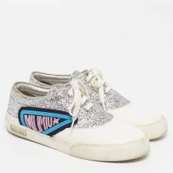 مملوكة مسبقًا حذاء رياضي ميو ميو سليب أون رقعة غليتر وجلد أبيض/ فضي مقاس 39.5