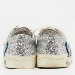 مملوكة مسبقًا حذاء رياضي ميو ميو سليب أون رقعة غليتر وجلد أبيض/ فضي مقاس 39.5