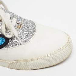 مملوكة مسبقًا حذاء رياضي ميو ميو سليب أون رقعة غليتر وجلد أبيض/ فضي مقاس 39.5