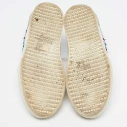 مملوكة مسبقًا حذاء رياضي ميو ميو سليب أون رقعة غليتر وجلد أبيض/ فضي مقاس 39.5