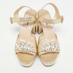 مملوكة مسبقًا صندل منصة جلد براءات الاختراع بيج مرصع كريستال ميو ميو مقاس 37