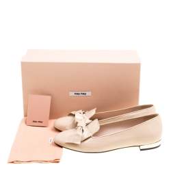 Pre Owned حذاء سليبرز ميو ميو سموكينغ فيونكة جلد لامع بيج مقاس 39