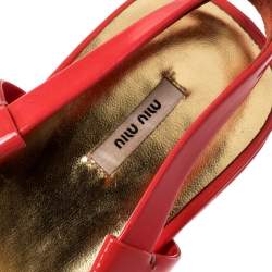 Pre Owned صندل ميو ميو نعل سميك كعب روكي فيلين فتحة كعب جلد لامع وردي محمر مقاس 39