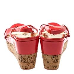 Pre Owned صندل ميو ميو نعل سميك كعب روكي فيلين فتحة كعب جلد لامع وردي محمر مقاس 39