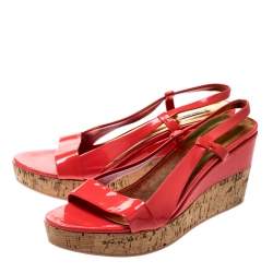 Pre Owned صندل ميو ميو نعل سميك كعب روكي فيلين فتحة كعب جلد لامع وردي محمر مقاس 39