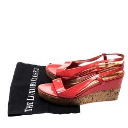 Pre Owned صندل ميو ميو نعل سميك كعب روكي فيلين فتحة كعب جلد لامع وردي محمر مقاس 39