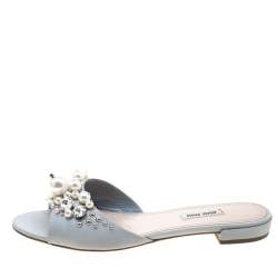 مملوكة مسبقًا Miu Miu Blue Velvet Pearl Embellished Slides Size 39