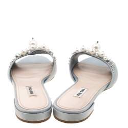 مملوكة مسبقًا Miu Miu Blue Velvet Pearl Embellished Slides Size 39