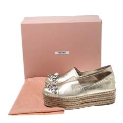 مملوكة مسبقًا حذاء فلات ميو ميو مزخرف بكريستال و بنعل سميك إسبادريل جلد ذهبي ميتاليك مقاس 38