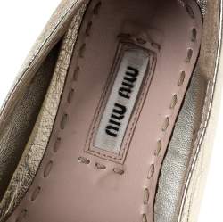 مملوكة مسبقًا حذاء فلات ميو ميو مزخرف بكريستال و بنعل سميك إسبادريل جلد ذهبي ميتاليك مقاس 38