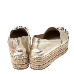 مملوكة مسبقًا حذاء فلات ميو ميو مزخرف بكريستال و بنعل سميك إسبادريل جلد ذهبي ميتاليك مقاس 38