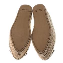 مملوكة مسبقًا حذاء فلات ميو ميو مزخرف بكريستال و بنعل سميك إسبادريل جلد ذهبي ميتاليك مقاس 38