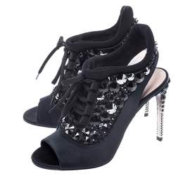 مملوكة مسبقًا صندل ميو ميو ساتان أسود وقماش مزخرف كريستال مقدمة مفتوحة بحزام للكاحل مقاس 36