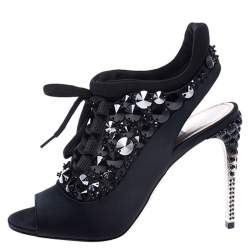 مملوكة مسبقًا صندل ميو ميو ساتان أسود وقماش مزخرف كريستال مقدمة مفتوحة بحزام للكاحل مقاس 36