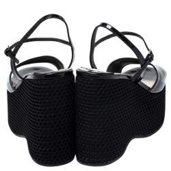 مملوكة مسبقًا صندل ميو ميو جلد أسود بشبكة كعب روكي نعل سميك بحزام للكاحل مقاس 38