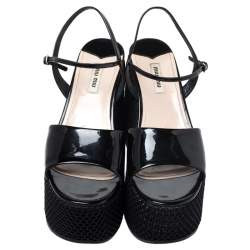 مملوكة مسبقًا صندل ميو ميو جلد أسود بشبكة كعب روكي نعل سميك بحزام للكاحل مقاس 38